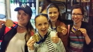 Yksi kesän hauskimpia rientoja oli Nordjobin järjestämä Amazing Race Gamla Stan. Joukkueemme yhtenä tehtävänä oli ottaa selfie runoilija Evert Tauben kanssa. Alemmassa kuvassa mitalistit Sofia, Eva, Elina ja minä. © Eva Kempas